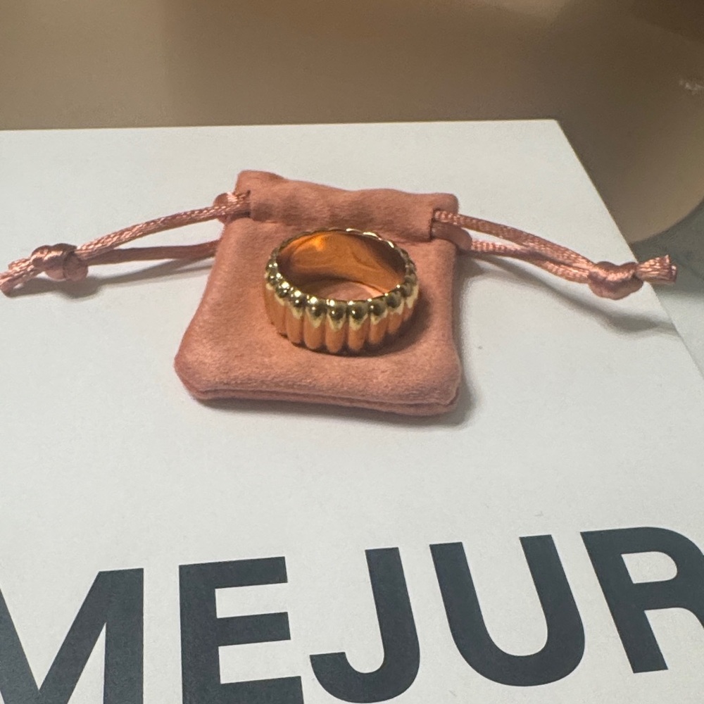 Mejuri Charlotte Ring with pouch and box